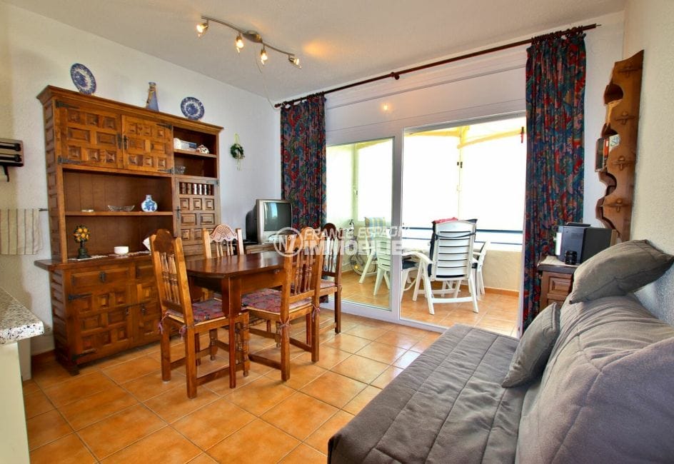 immo roses: appartement 29 m², salon / séjour avec rangements accès terrasse