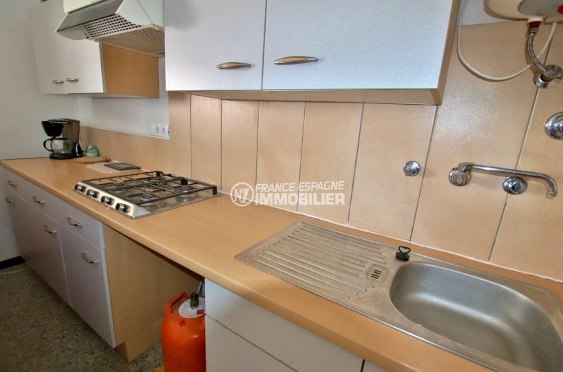 immo roses: appartement 33 m², cuisine aménagée avec des rangements