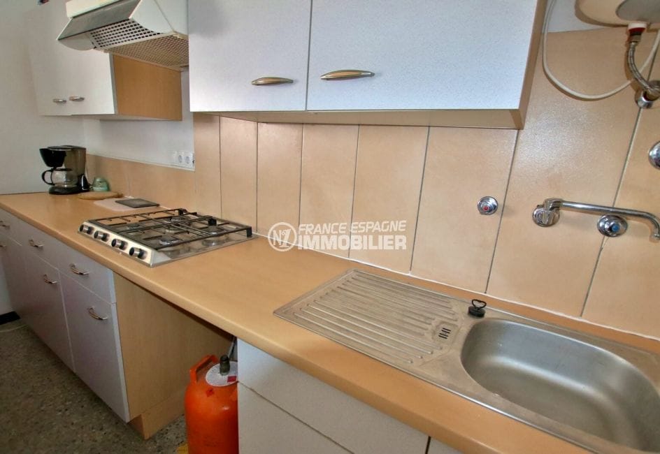 immo roses: appartement 33 m², cuisine aménagée avec des rangements