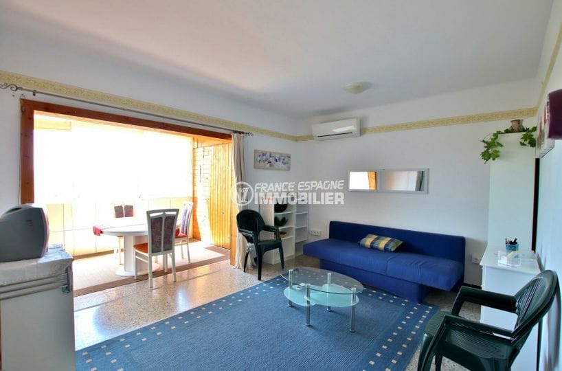 immo roses: appartement 33 m², salon / séjour avec terrasse véranda vue mer