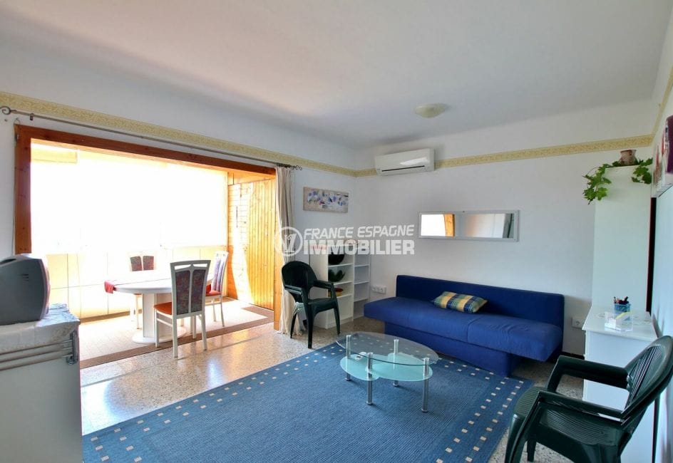 immo roses: appartement 33 m², salon / séjour avec terrasse véranda vue mer