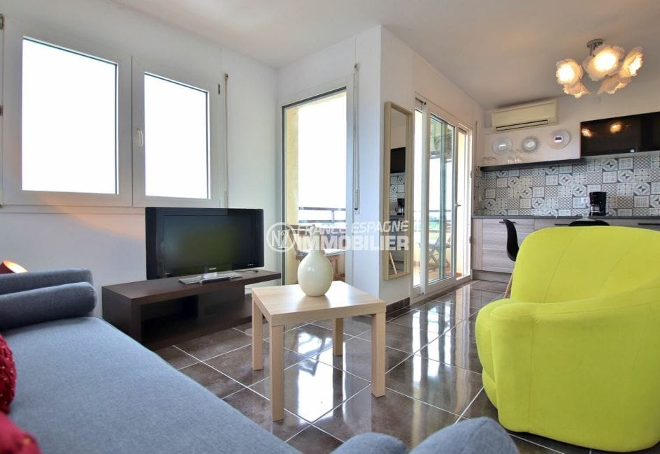 agence immobilière costa brava: appartement 53 m², salon / séjour, cuisine ouverte accès terrasse