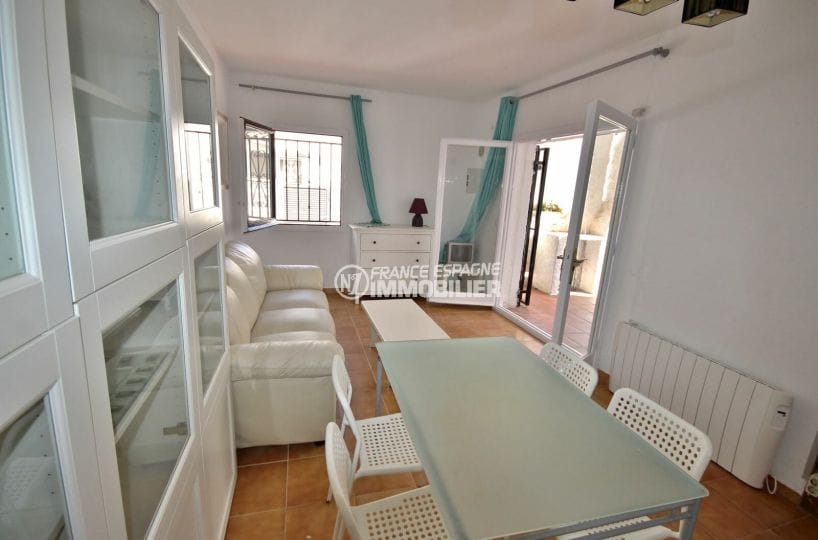 agence immobilière costa brava: villa 57 m², salon / séjour lumineux avec accès terrasse