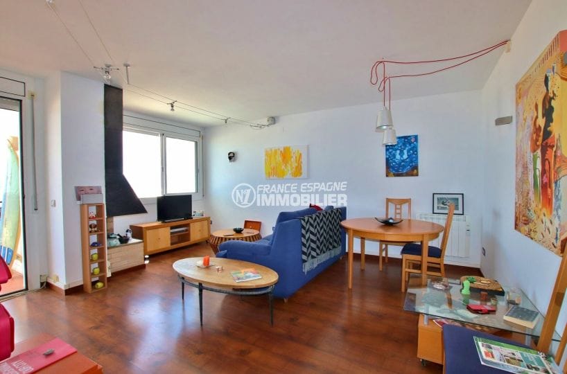 agence immobiliere roses: appartement 87 m², salon / séjour avec accès terrasse vue mer