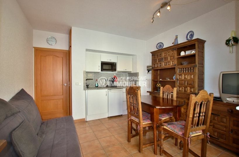 roses espagne: appartement 29 m², cuisine ouverte sur le salon / séjour