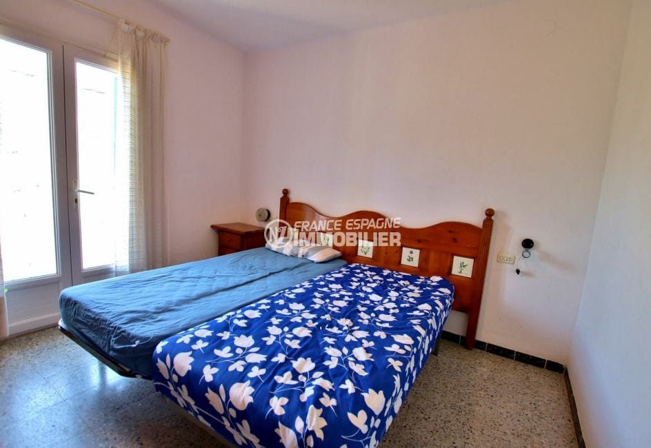agence immobiliere roses: appartement 33 m², chambre avec lit double accès terrasse