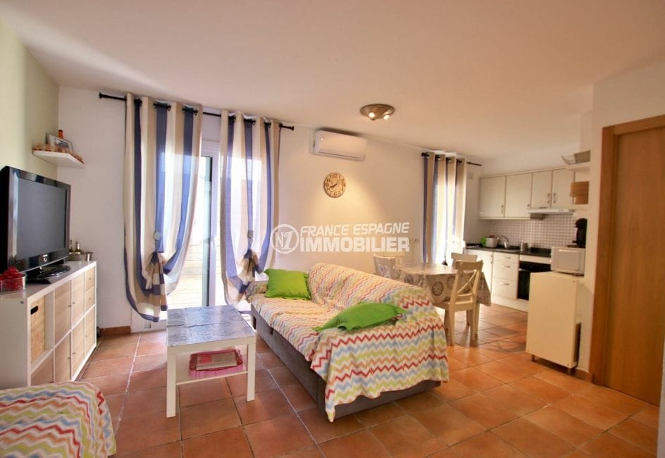 agence immobilière costa brava: villa 82 m², salon / séjour avec cuisine ouverte