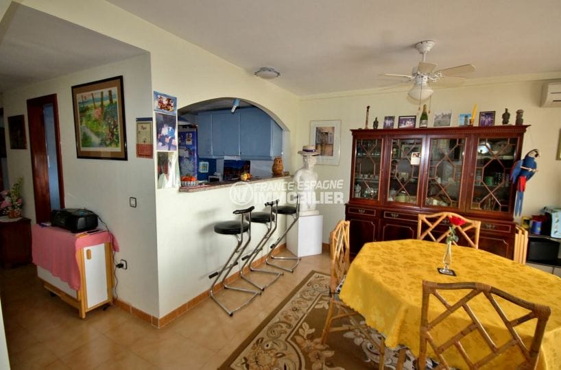 buy apartment empuriabrava, 2 parking spaces, dining area with semi open kitchen