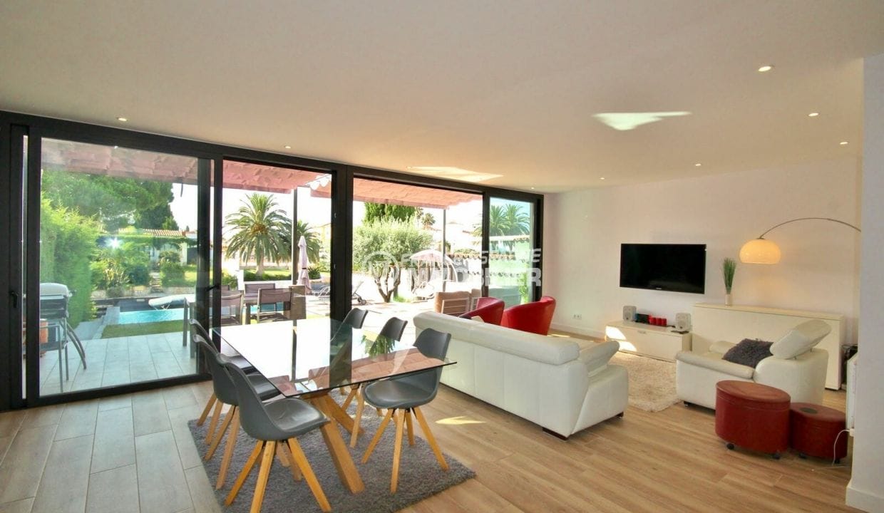 agence immobiliere costa brava: villa 179 m², salon / séjour moderne accès terrasse jardin