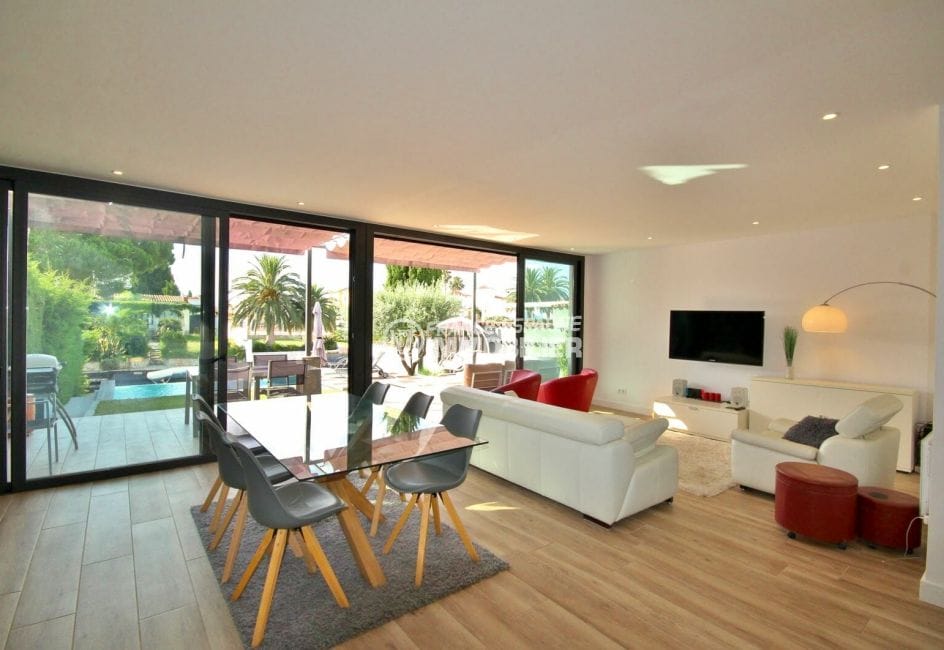agence immobiliere costa brava: villa 179 m², salon / séjour moderne accès terrasse jardin