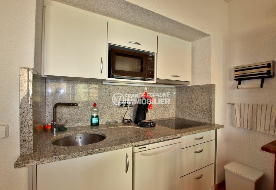 agence immobilière roses: appartement 29 m², cuisine fonctionnelle avec des rangements