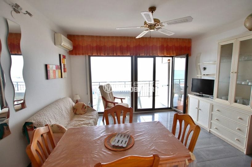agence immobilière costa brava: appartement 48 m², salon / séjour avec des rangements