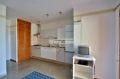 agence immobilière roses: appartement 33 m², cuisine aménagée ouverte sur le salon / séjour