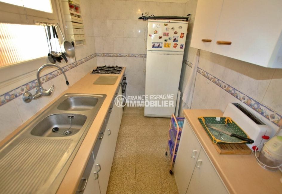 agence immobilière roses: appartement 65 m², cuisine indépendante équipée toute en longueur