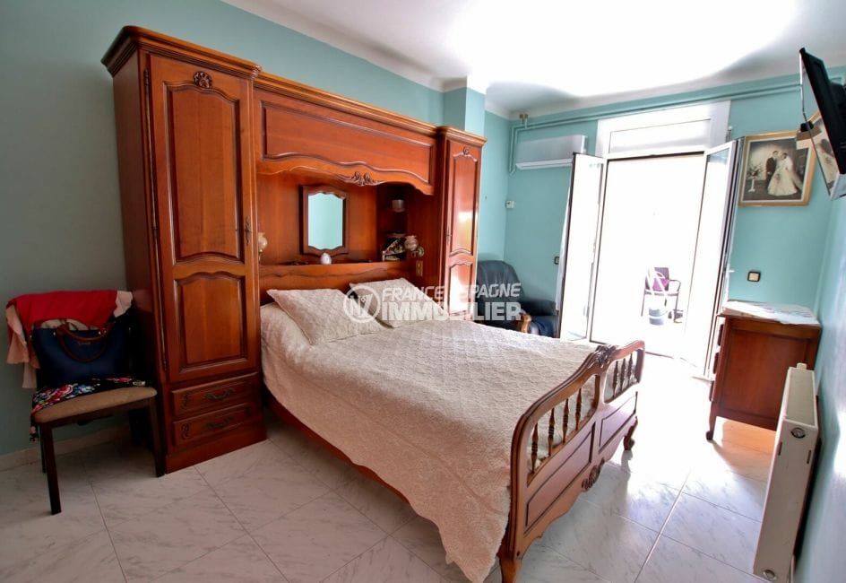 agence immobilière costa brava: appartement spacieux, première chambre lit double accès terrasse