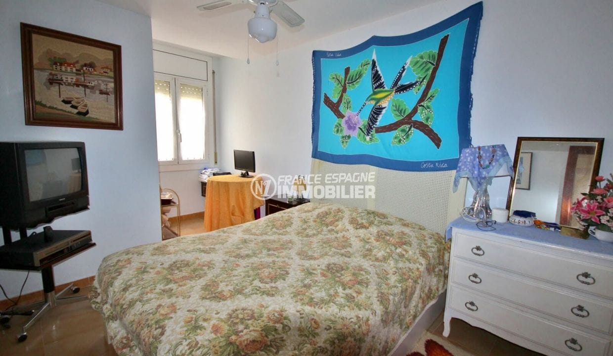 agence immobiliere costa brava: appartement 97 m², première chambre lit double avec rangements 