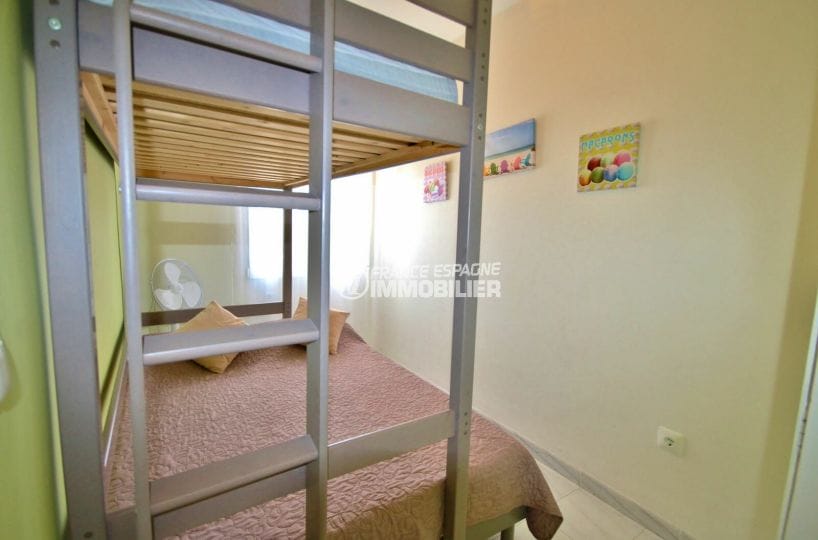 agence immobiliere costa brava: appartement 53 m², deuxième chambre avec lits superposés