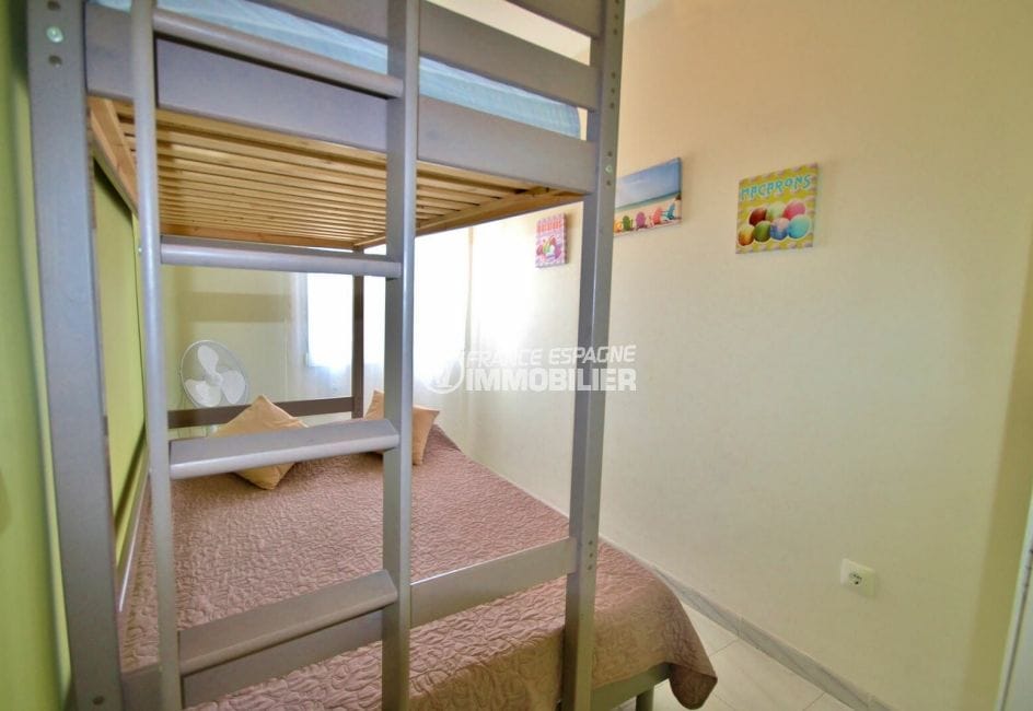 agence immobiliere costa brava: appartement 53 m², deuxième chambre avec lits superposés