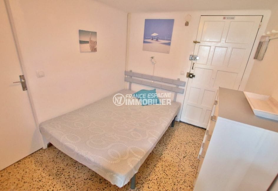 immo empuriabrava: appartement 33 m², chambre alcôve avec lit double et rangements