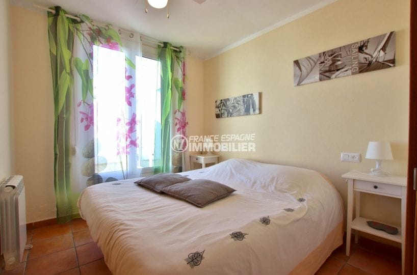 rosas immo: villa 82 m², première chambre lumineuse avec lit double accès terrasse