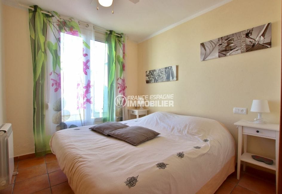 rosas immo: villa 82 m², première chambre lumineuse avec lit double accès terrasse