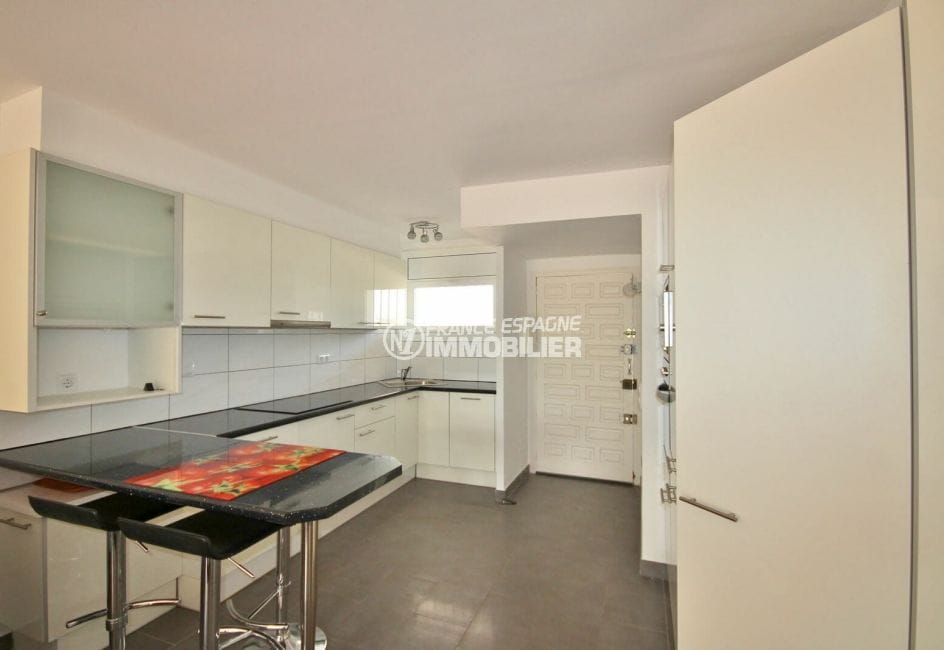 agence immobiliere costa brava: appartement 60 m², cuisine équipée avec des rangements