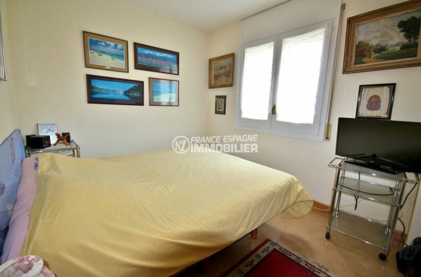 real estate agency costa brava: apartment 97 m², second bright bedroom with double bed