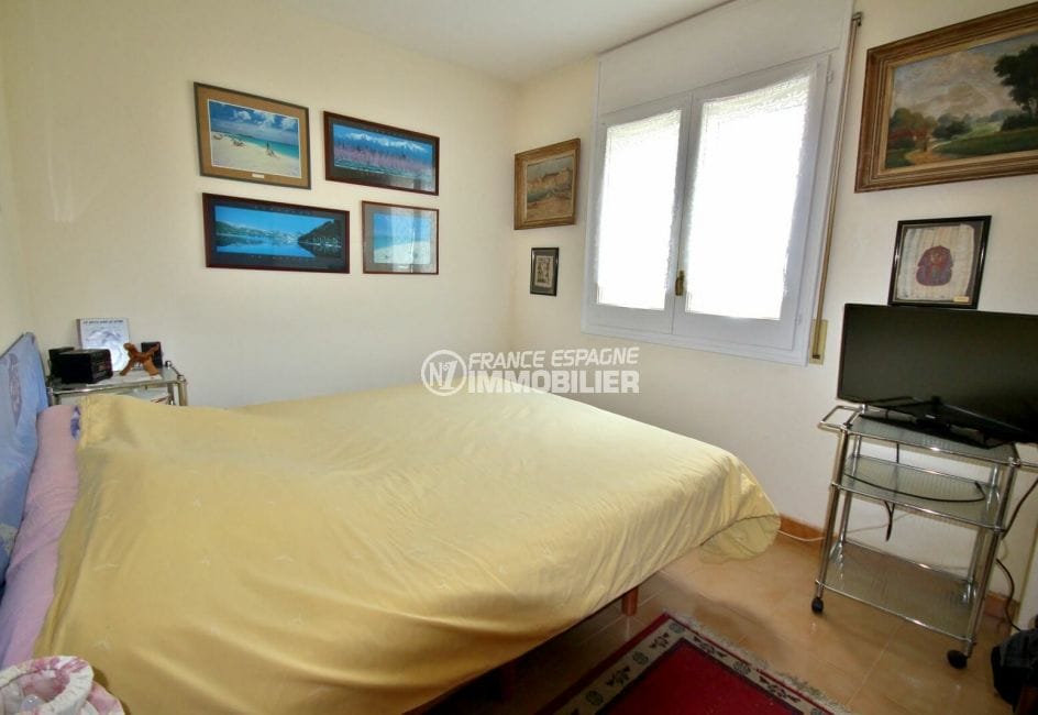 real estate agency costa brava: apartment 97 m², second bright bedroom with double bed