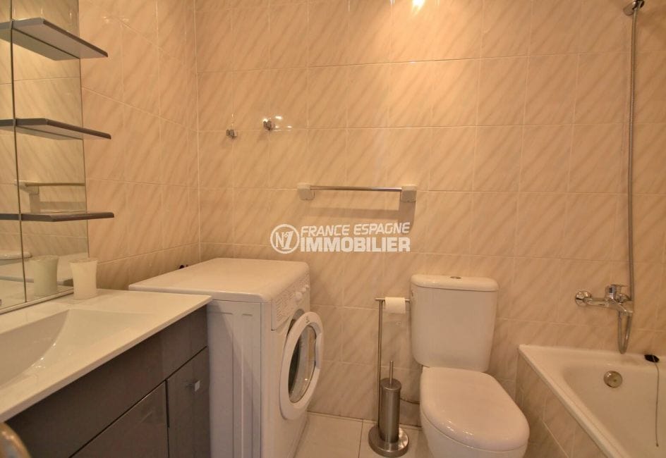 agence immobilière costa brava: appartement 53 m², salle de bains avec baignoire, vasque et wc