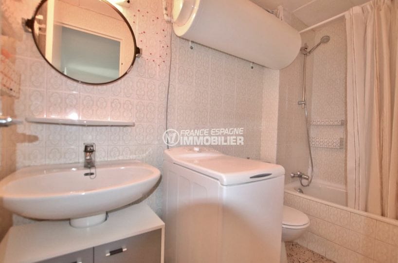 achat appartement empuriabrava, 33 m², salle de bains avec baignoire, vasque et wc