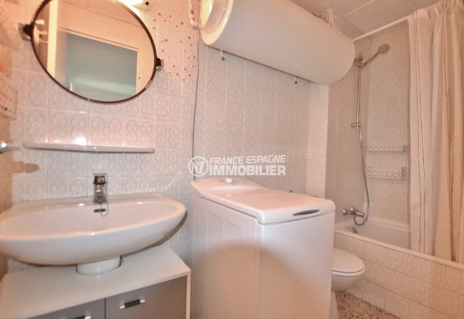achat appartement empuriabrava, 33 m², salle de bains avec baignoire, vasque et wc