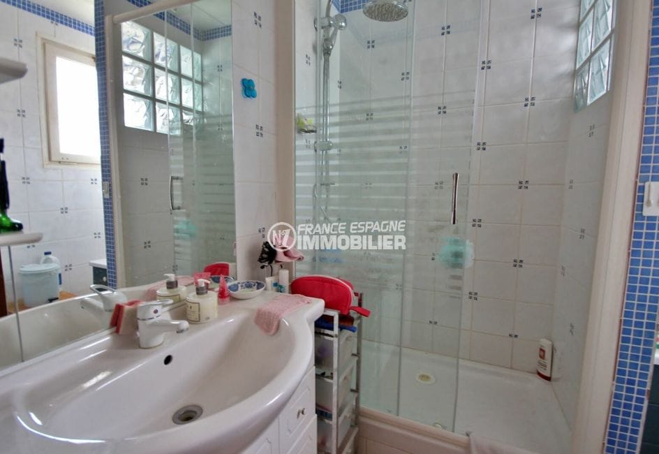 apartment in empuriabrava, near the beach, bathroom with shower and vanity
