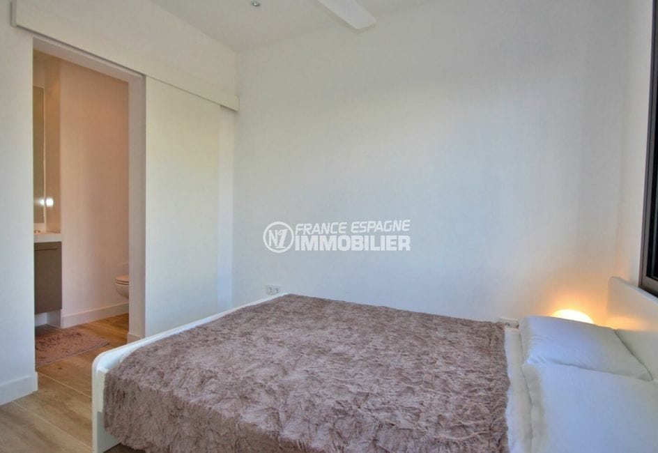 maison a vendre espagne, 179 m², première suite parentale lit double salle d'eau attenante