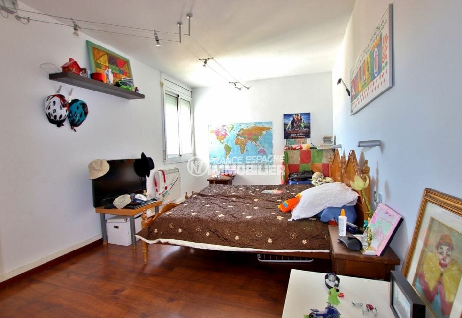 agence immobilière costa brava: appartement 87 m², deuxième chambre avec lit double et rangements