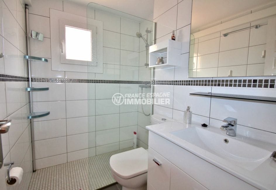 agence empuriabrava: appartement 60 m², salle d'eau avec douche, vasque et wc