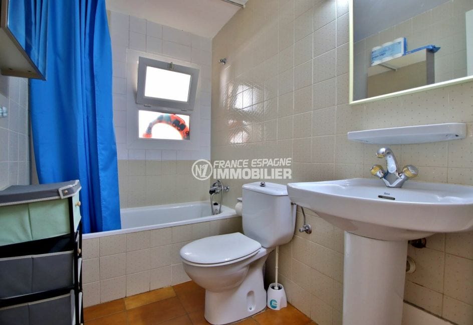immobilier costa brava: appartement 34 m², salle de bains avec baignoire, lavabo et wc