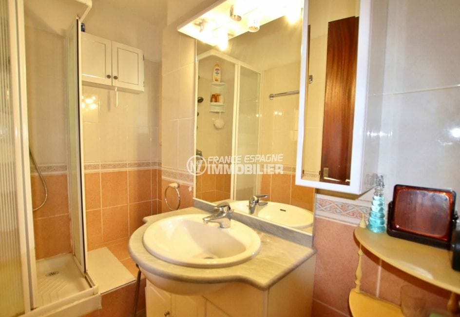 achat appartement rosas, 65 m², salle d'eau avec cabine de douche et meuble vasque