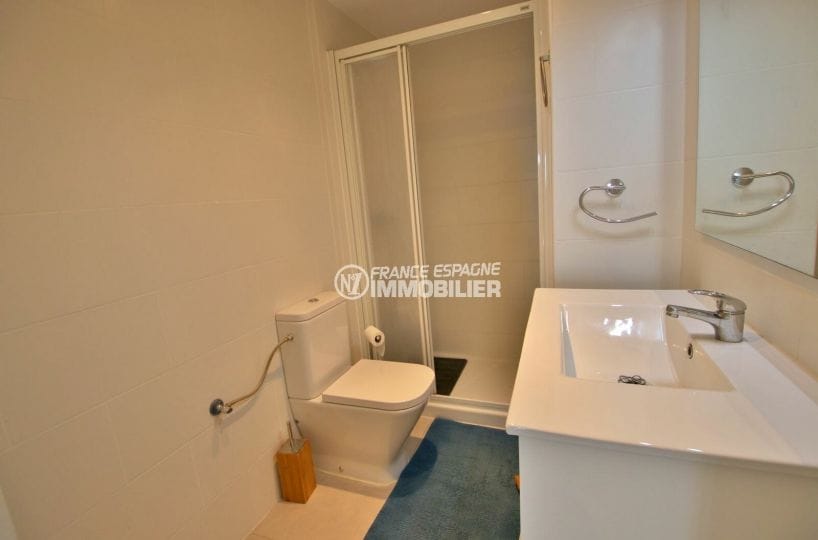 acheter appartement rosas, 53 m², salle d'eau avec cabine de douche, meuble vasque et wc