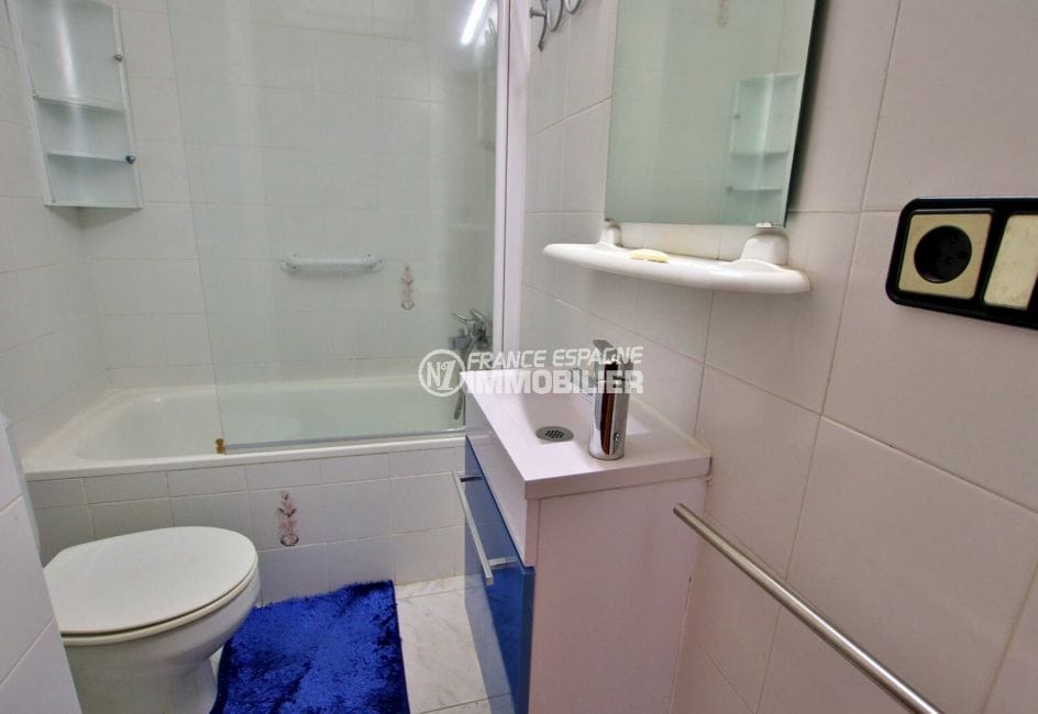vente appartement rosas espagne, plage 600 m, salle de bains avec baignoire, vasque et wc