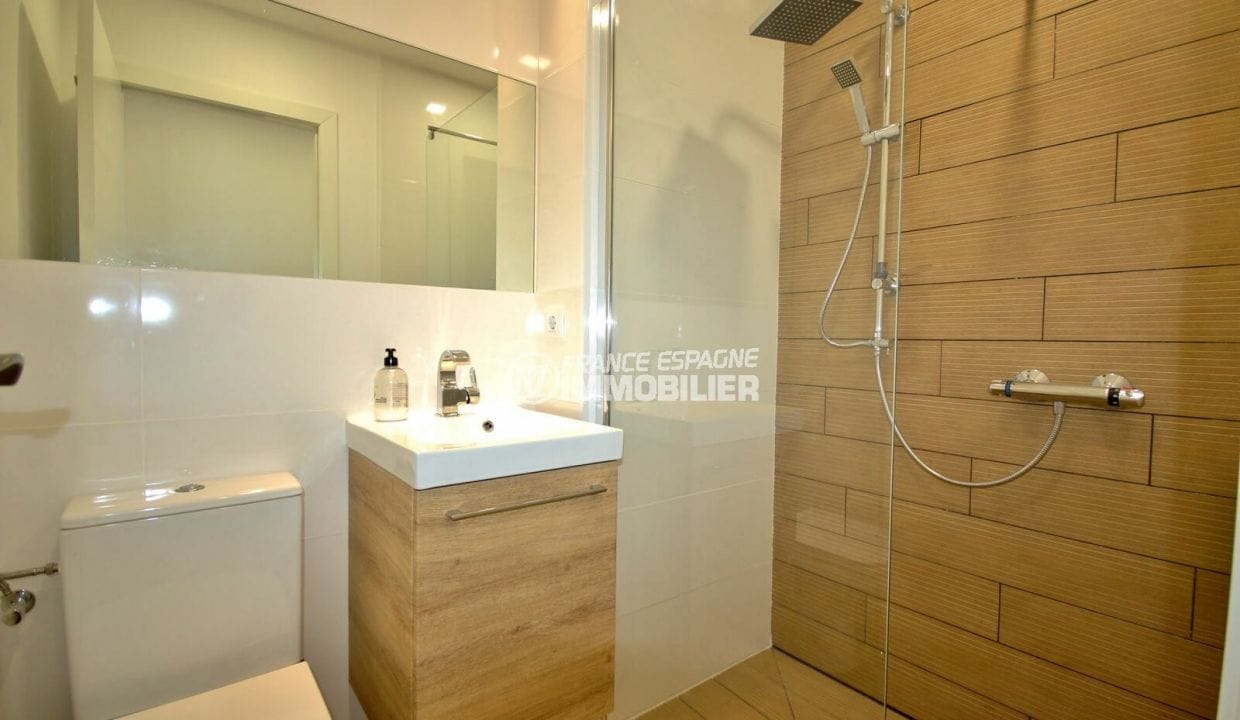 agence immobiliere francaise empuriabrava: villa 179 m², salle d'eau de la deuxième suite parentale 