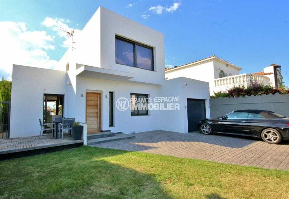 vente immobiliere costa brava: villa 179 m², façade moderne vue sur le garage