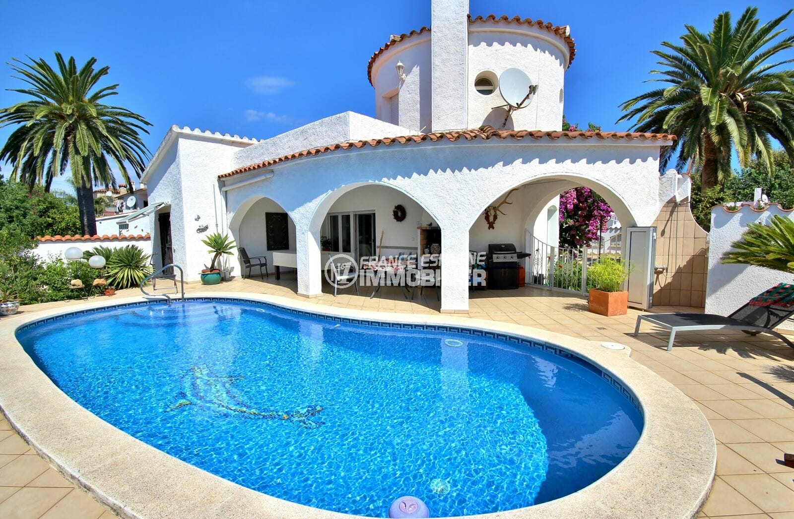agences immobilières empuriabrava: villa secteur résidentiel avec piscine et garage