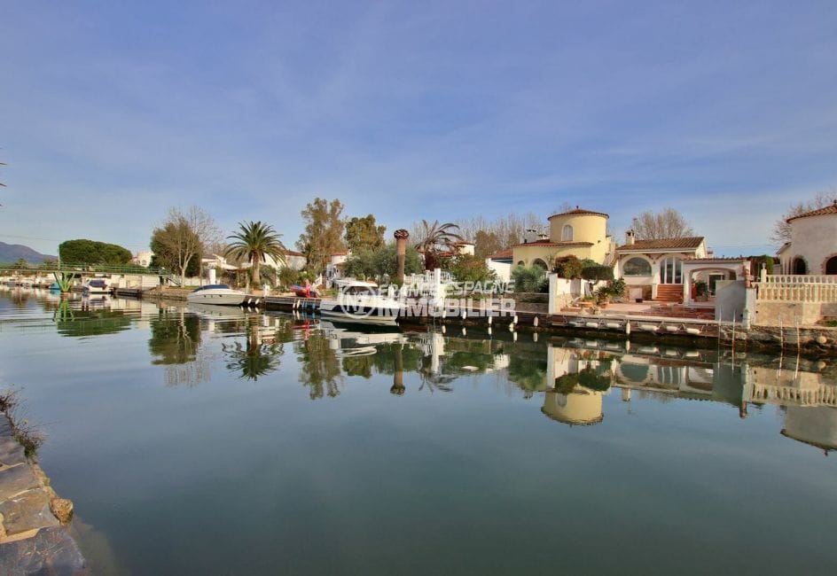 costa brava immobilier: villa 94 m², aperçu du canal depuis le jardin