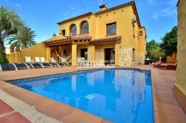 agence immo empuriabrava: villa with mooring, pool and garage in residential area