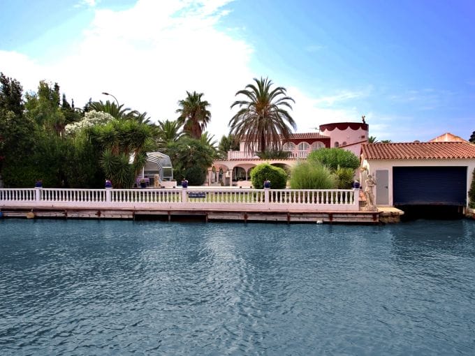 house for sale empuria brava, villa with large canal mooring, independent apartment