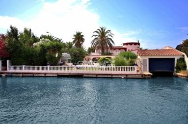house for sale empuria brava, villa with large canal mooring, independent apartment