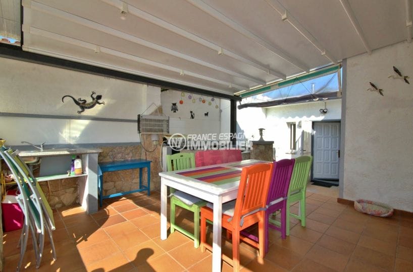maison a vendre espagne costa brava: villa 104 m², première terrasse couverte avec coin repas