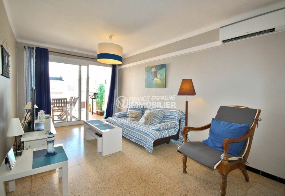 appartement costa brava: 72 m², salon / séjour avec rangements accès terrasse
