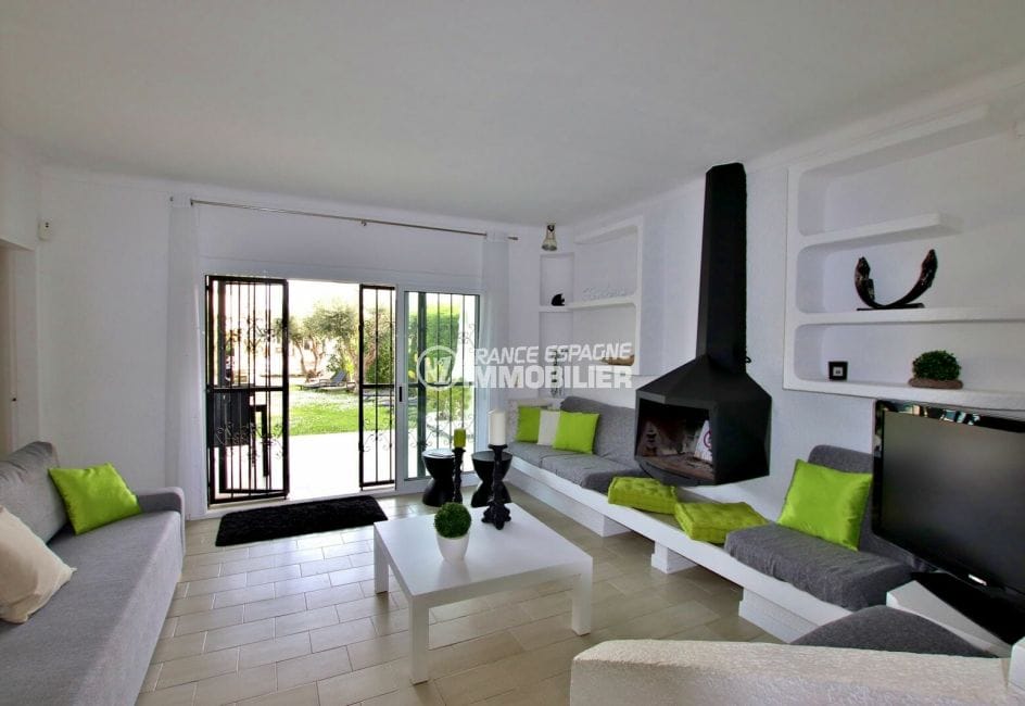 immo empuriabrava: villa 94 m², salon / séjour lumineux avec cheminée accès jardin