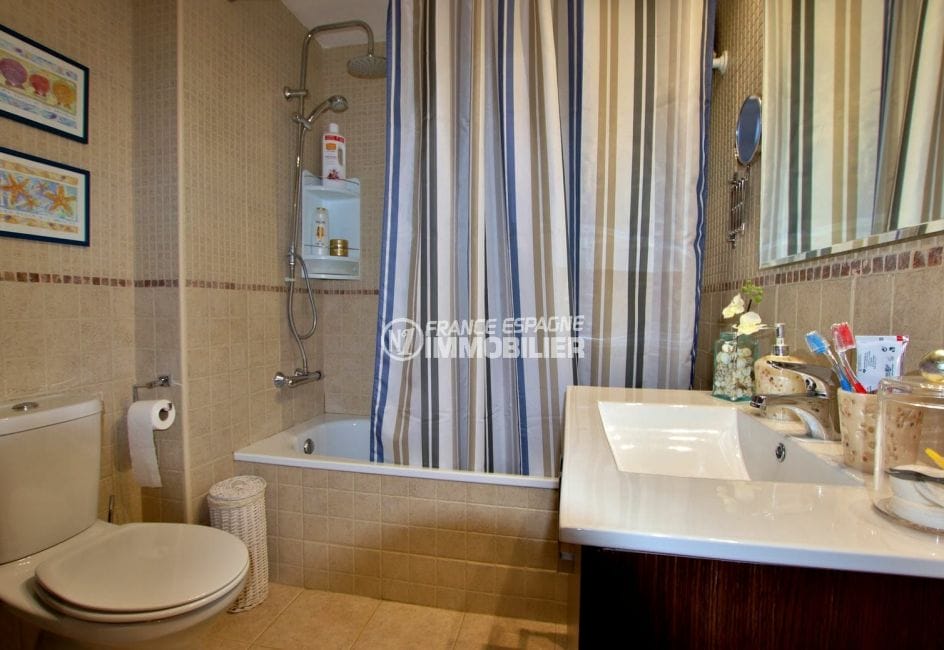 vente appartement rosas espagne, 44 m², salle de bains avec baignoire, vasque et wc